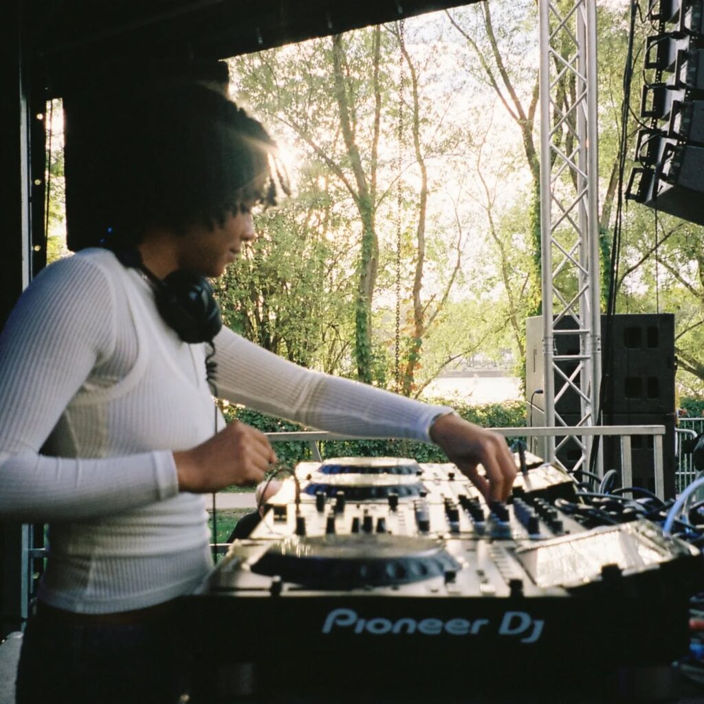 Instagram post from laroze__. This post is in position 4.