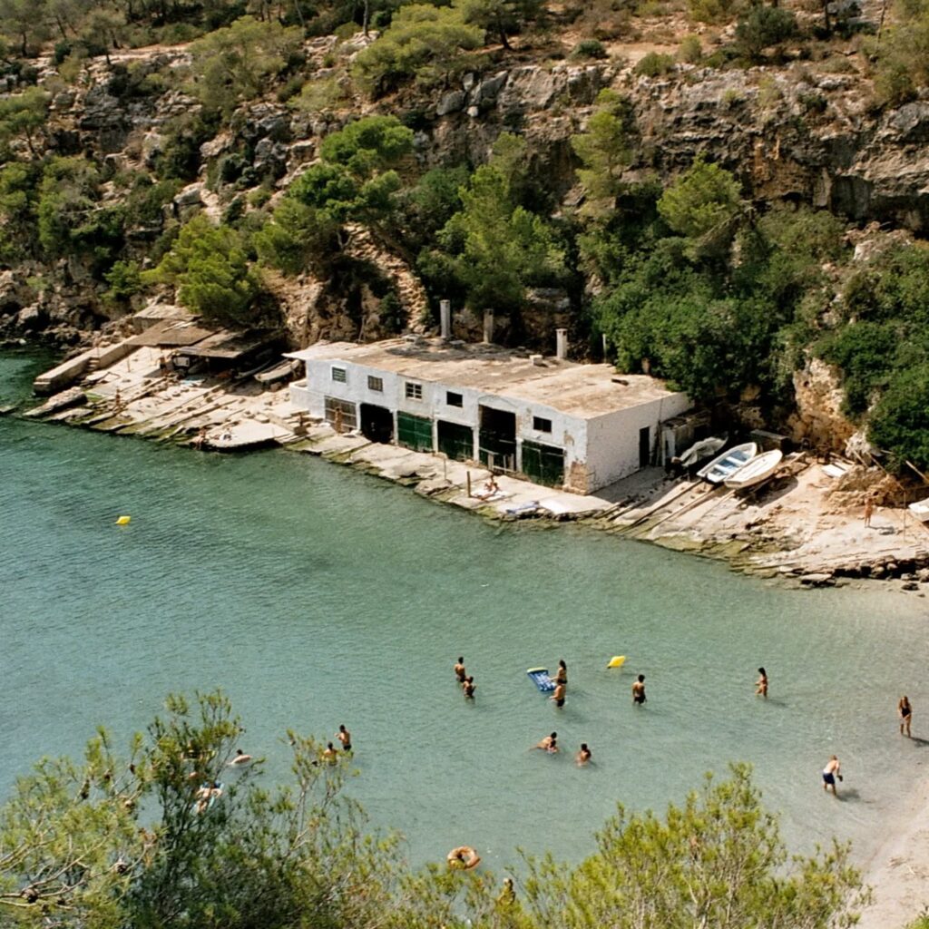 Instagram post from laroze__. This post is in position 19.