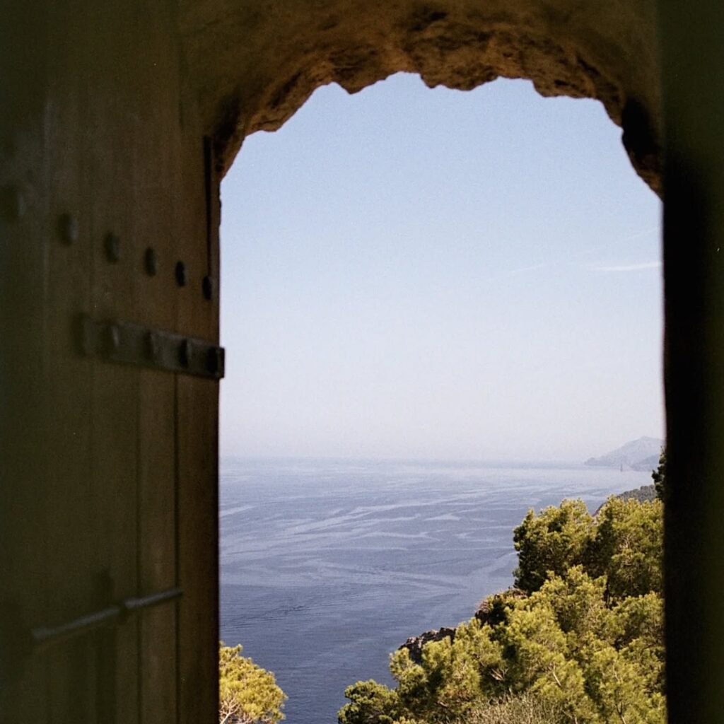 Instagram post from laroze__. This post is in position 13.